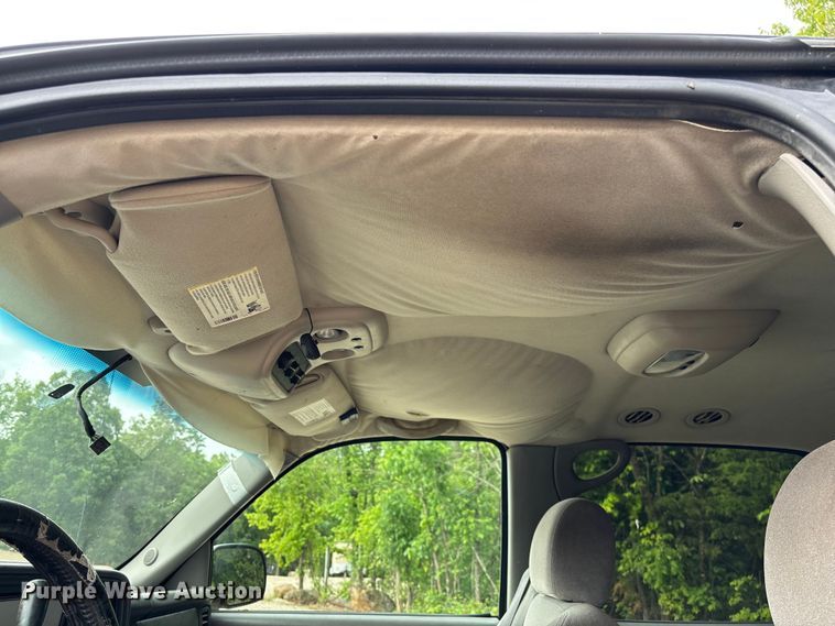 image for item FC5672 2005 Chevrolet Suburban 1500 SUV