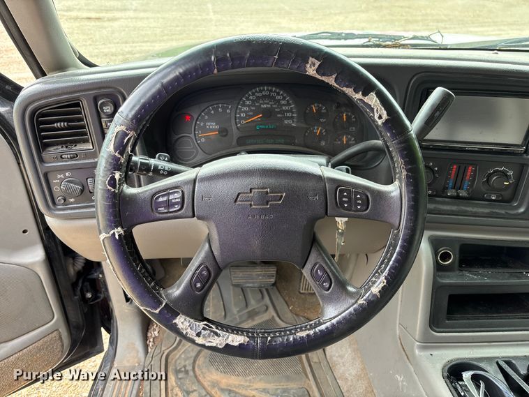 image for item FC5672 2005 Chevrolet Suburban 1500 SUV