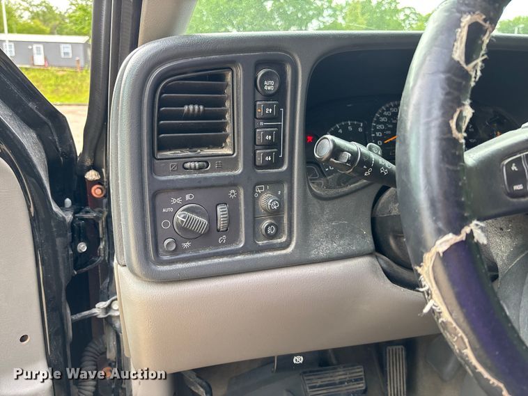 image for item FC5672 2005 Chevrolet Suburban 1500 SUV