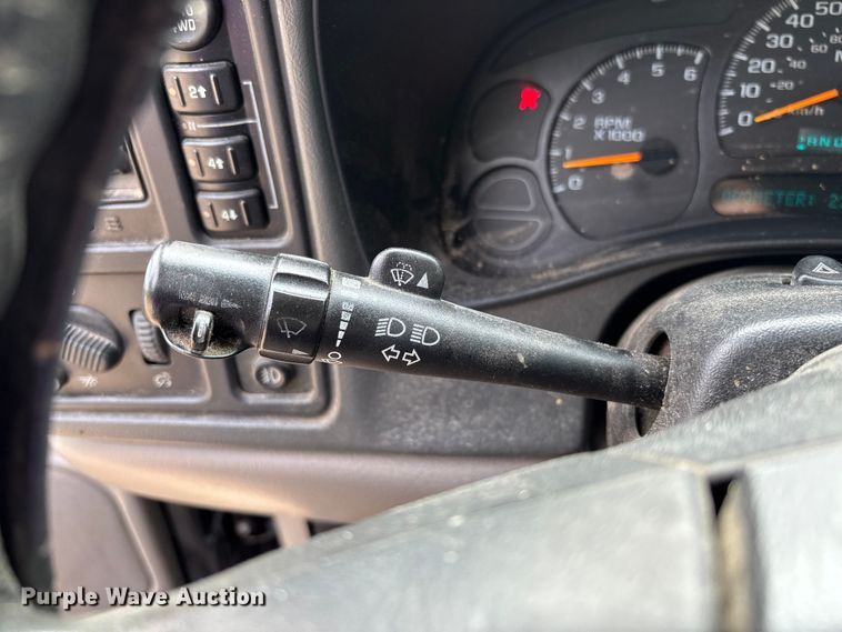 image for item FC5672 2005 Chevrolet Suburban 1500 SUV
