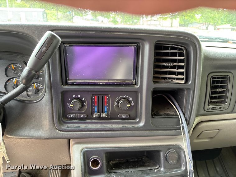 image for item FC5672 2005 Chevrolet Suburban 1500 SUV