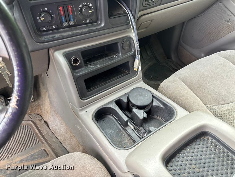 image for item FC5672 2005 Chevrolet Suburban 1500 SUV