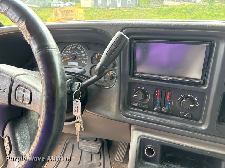 image for item FC5672 2005 Chevrolet Suburban 1500 SUV