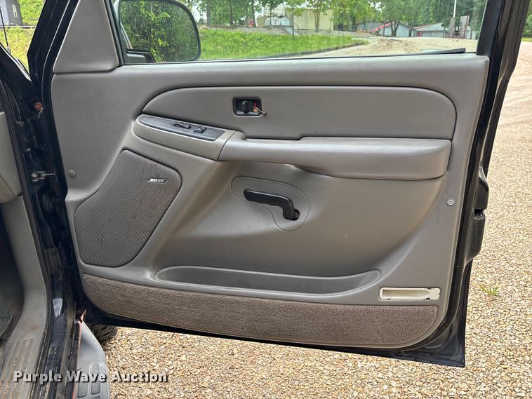 image for item FC5672 2005 Chevrolet Suburban 1500 SUV
