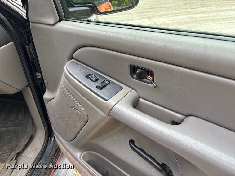 image for item FC5672 2005 Chevrolet Suburban 1500 SUV
