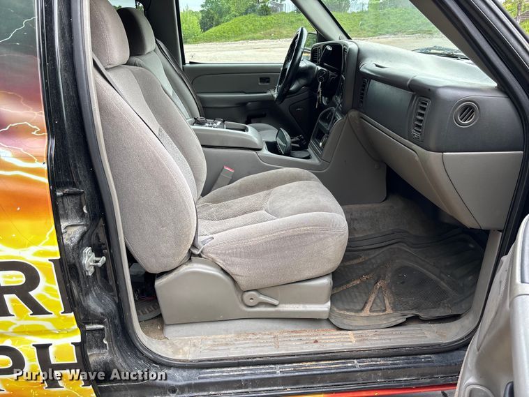 image for item FC5672 2005 Chevrolet Suburban 1500 SUV
