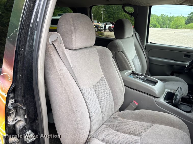 image for item FC5672 2005 Chevrolet Suburban 1500 SUV