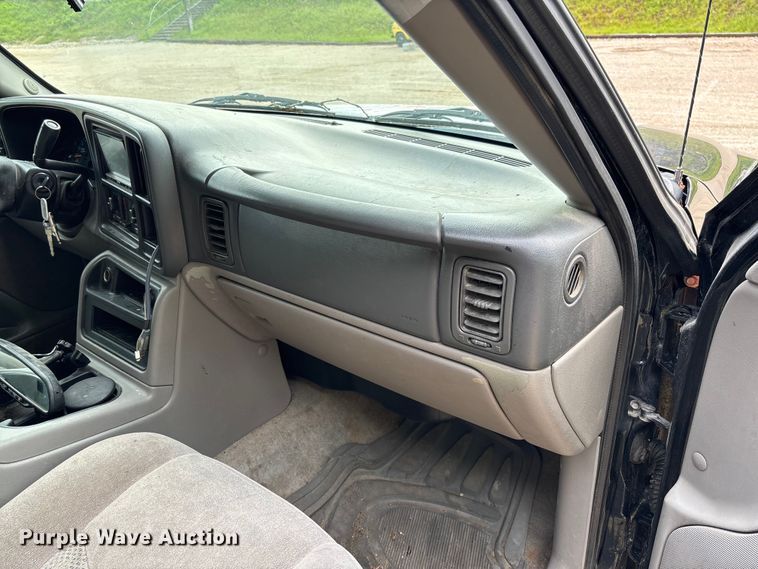 image for item FC5672 2005 Chevrolet Suburban 1500 SUV