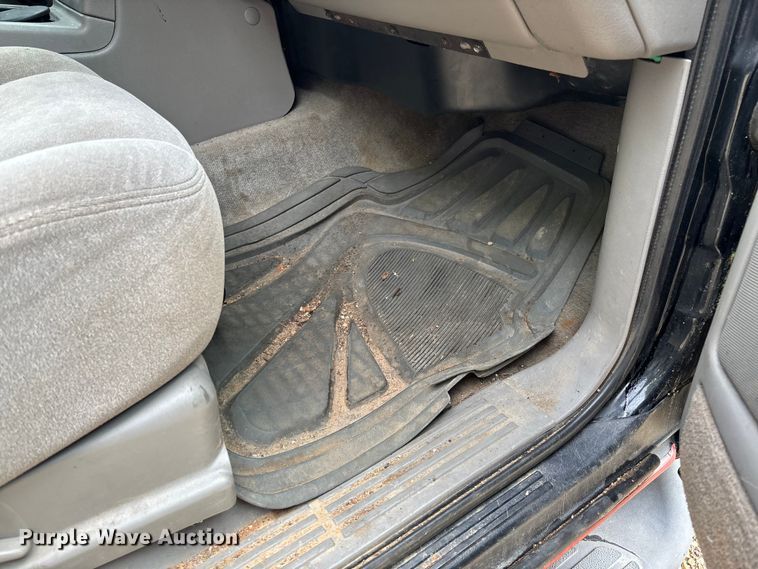 image for item FC5672 2005 Chevrolet Suburban 1500 SUV