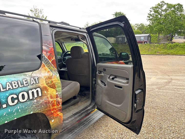 image for item FC5672 2005 Chevrolet Suburban 1500 SUV