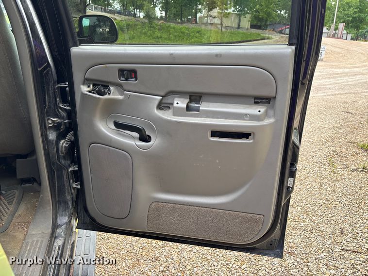 image for item FC5672 2005 Chevrolet Suburban 1500 SUV