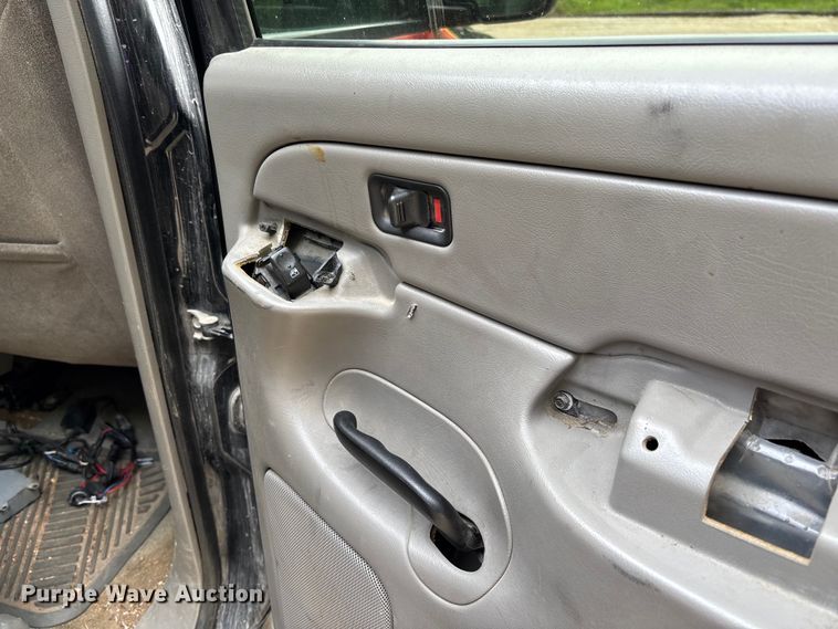 image for item FC5672 2005 Chevrolet Suburban 1500 SUV
