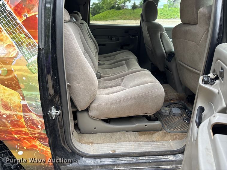 image for item FC5672 2005 Chevrolet Suburban 1500 SUV