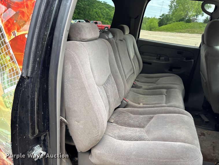 image for item FC5672 2005 Chevrolet Suburban 1500 SUV