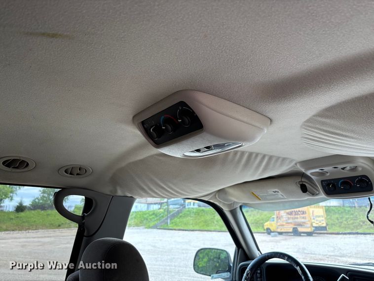 image for item FC5672 2005 Chevrolet Suburban 1500 SUV