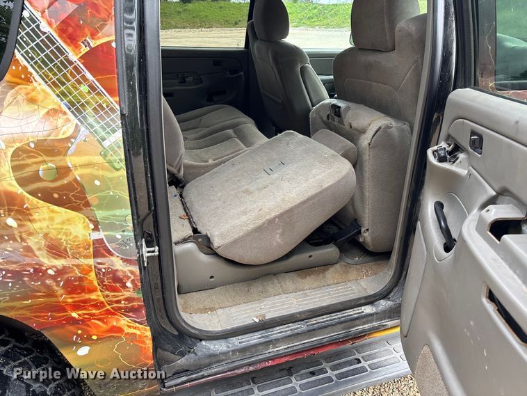 image for item FC5672 2005 Chevrolet Suburban 1500 SUV