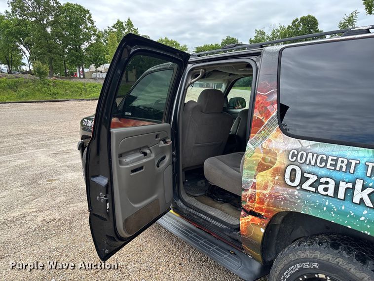 image for item FC5672 2005 Chevrolet Suburban 1500 SUV