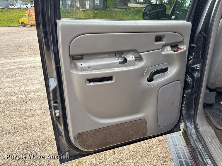 image for item FC5672 2005 Chevrolet Suburban 1500 SUV