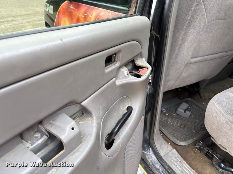image for item FC5672 2005 Chevrolet Suburban 1500 SUV
