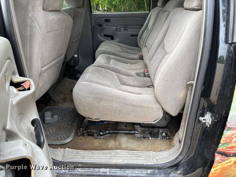 image for item FC5672 2005 Chevrolet Suburban 1500 SUV