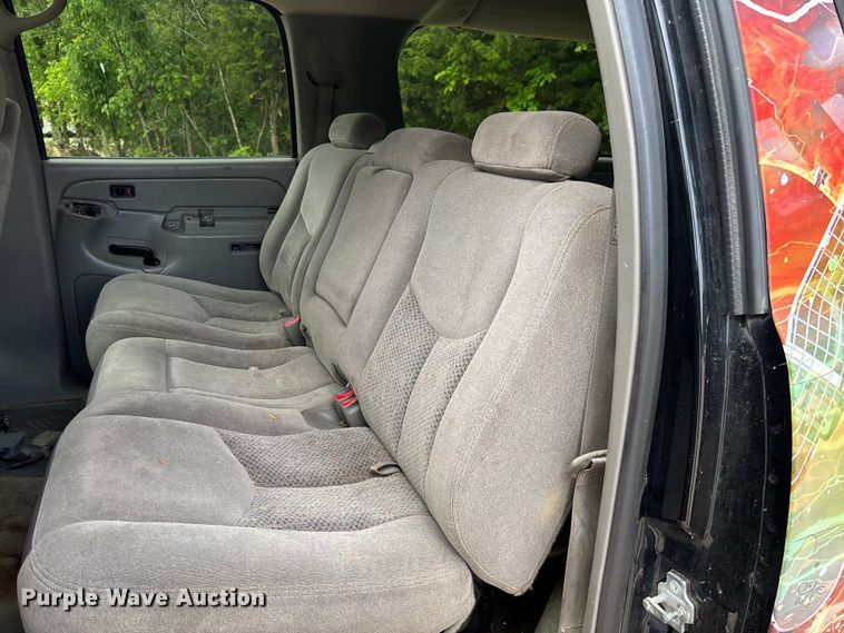 image for item FC5672 2005 Chevrolet Suburban 1500 SUV