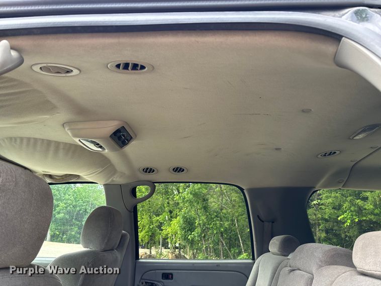 image for item FC5672 2005 Chevrolet Suburban 1500 SUV