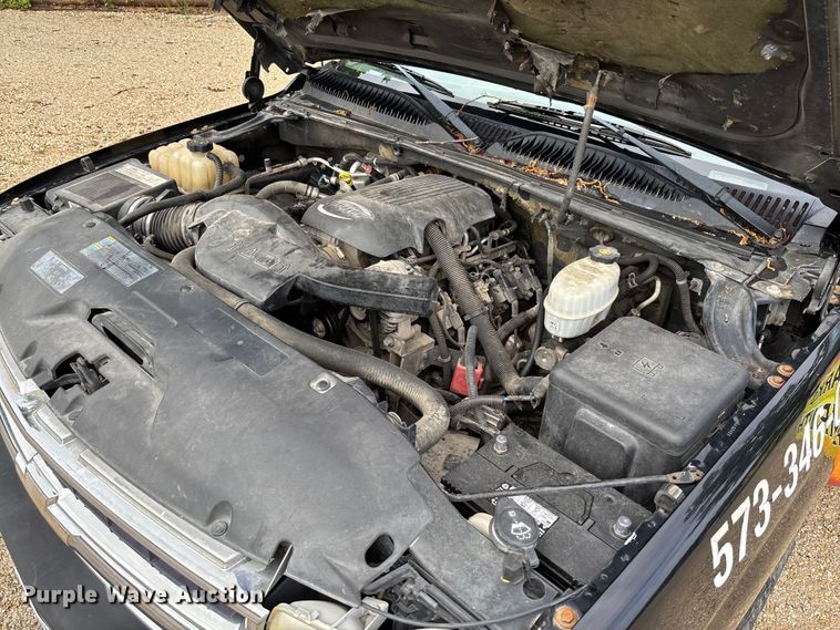 image for item FC5672 2005 Chevrolet Suburban 1500 SUV