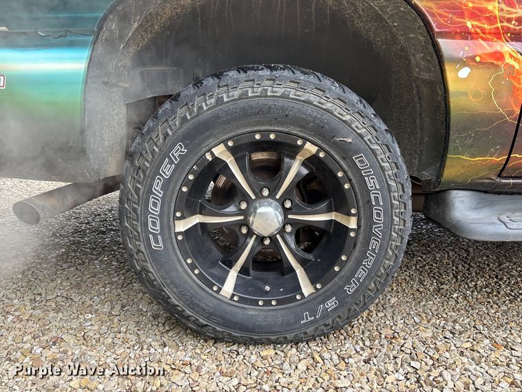image for item FC5672 2005 Chevrolet Suburban 1500 SUV