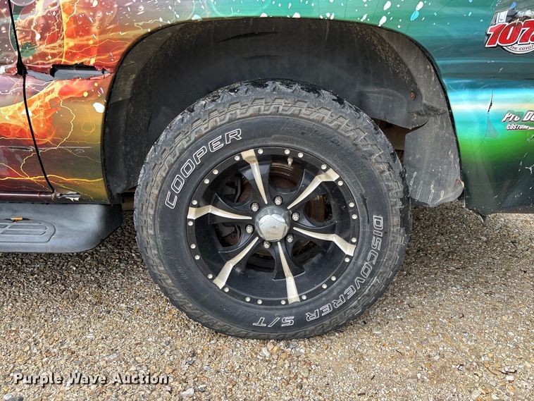 image for item FC5672 2005 Chevrolet Suburban 1500 SUV