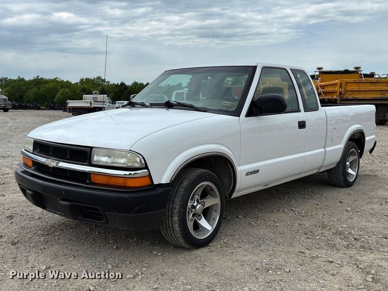 image for item FC5708 2001 Chevrolet S-10 Ext. Cab pickup truck