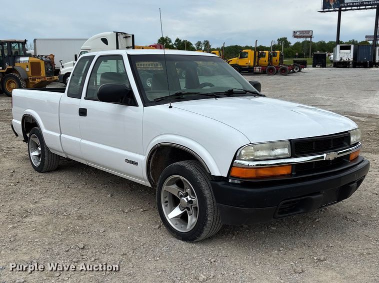 image for item FC5708 2001 Chevrolet S-10 Ext. Cab pickup truck
