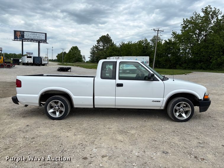 image for item FC5708 2001 Chevrolet S-10 Ext. Cab pickup truck