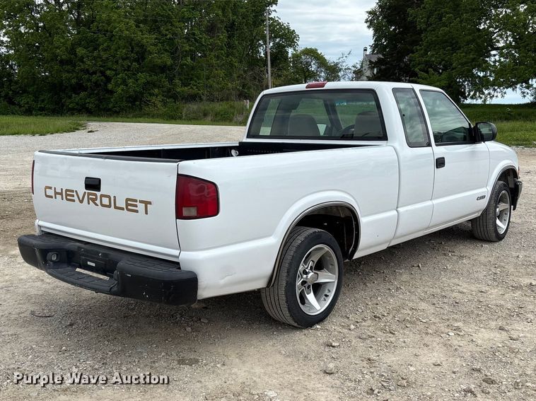 image for item FC5708 2001 Chevrolet S-10 Ext. Cab pickup truck