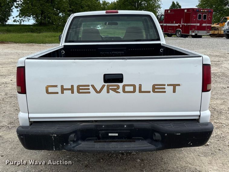 image for item FC5708 2001 Chevrolet S-10 Ext. Cab pickup truck