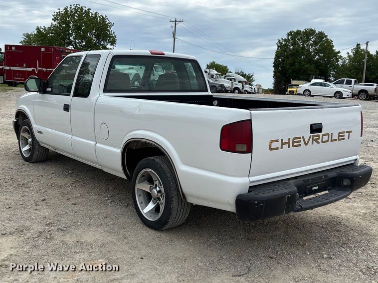 image for item FC5708 2001 Chevrolet S-10 Ext. Cab pickup truck