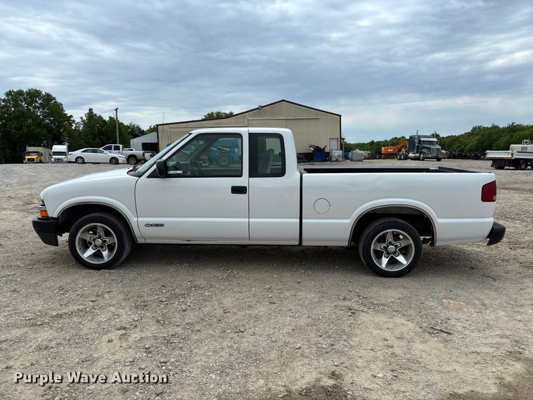 image for item FC5708 2001 Chevrolet S-10 Ext. Cab pickup truck