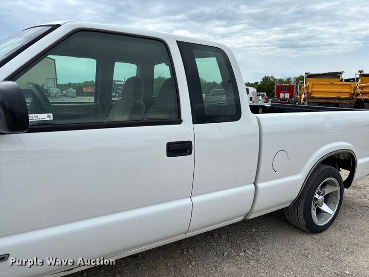 image for item FC5708 2001 Chevrolet S-10 Ext. Cab pickup truck