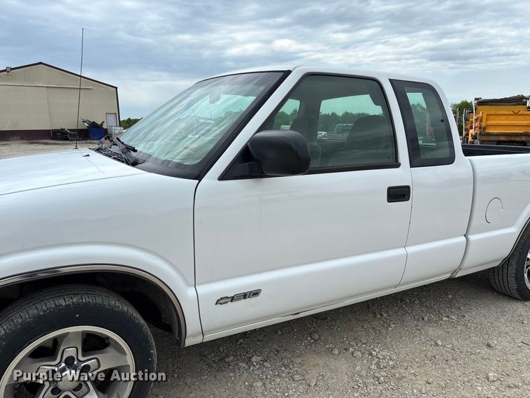 image for item FC5708 2001 Chevrolet S-10 Ext. Cab pickup truck