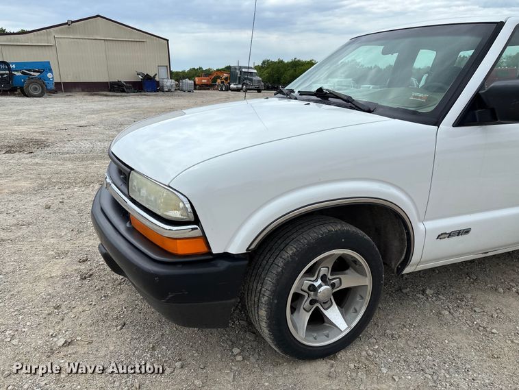 image for item FC5708 2001 Chevrolet S-10 Ext. Cab pickup truck