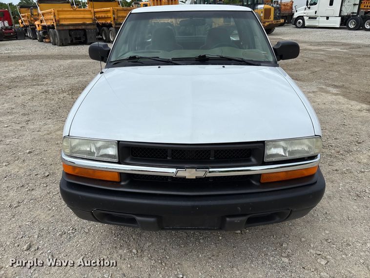 image for item FC5708 2001 Chevrolet S-10 Ext. Cab pickup truck