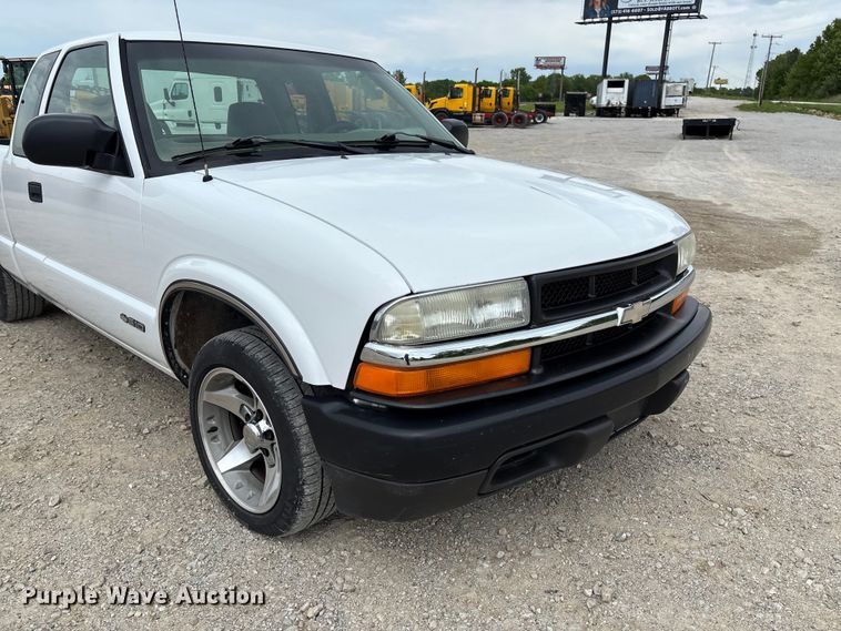 image for item FC5708 2001 Chevrolet S-10 Ext. Cab pickup truck