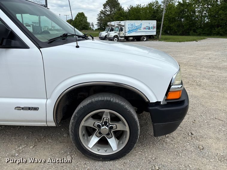 image for item FC5708 2001 Chevrolet S-10 Ext. Cab pickup truck
