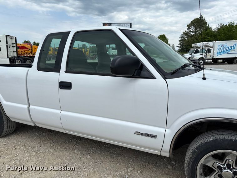 image for item FC5708 2001 Chevrolet S-10 Ext. Cab pickup truck