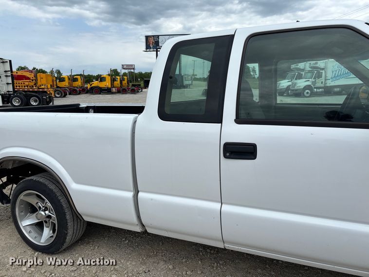 image for item FC5708 2001 Chevrolet S-10 Ext. Cab pickup truck