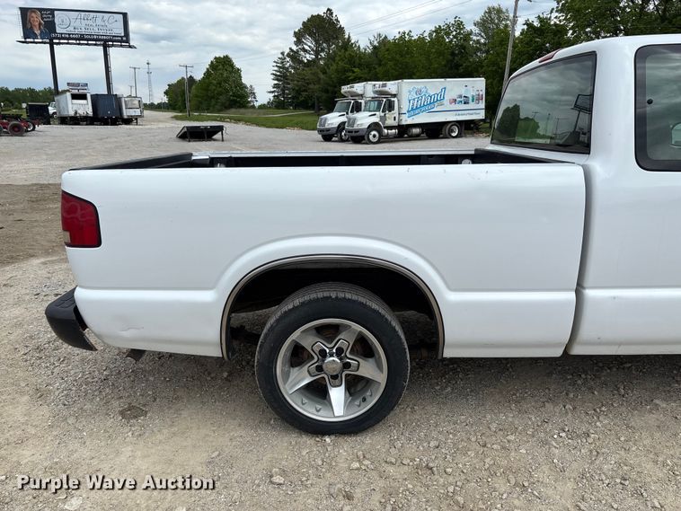 image for item FC5708 2001 Chevrolet S-10 Ext. Cab pickup truck