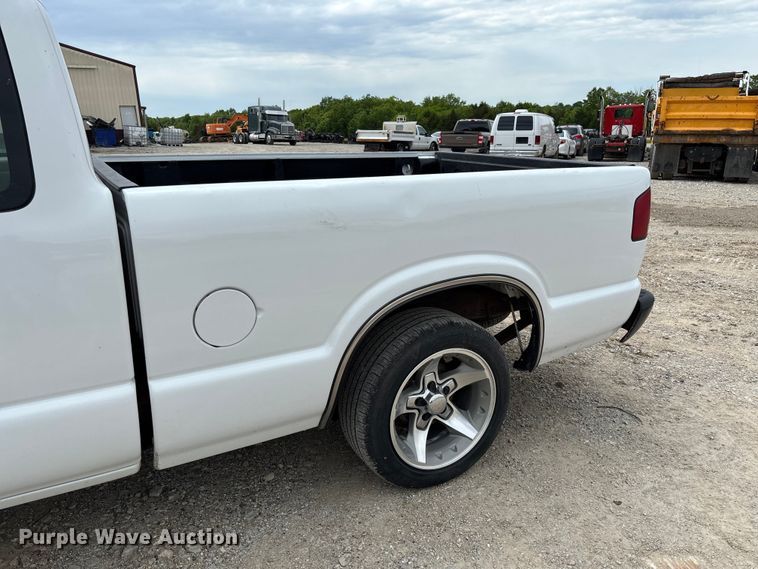 image for item FC5708 2001 Chevrolet S-10 Ext. Cab pickup truck