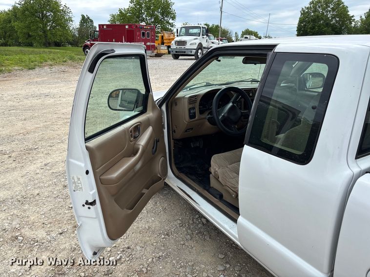 image for item FC5708 2001 Chevrolet S-10 Ext. Cab pickup truck