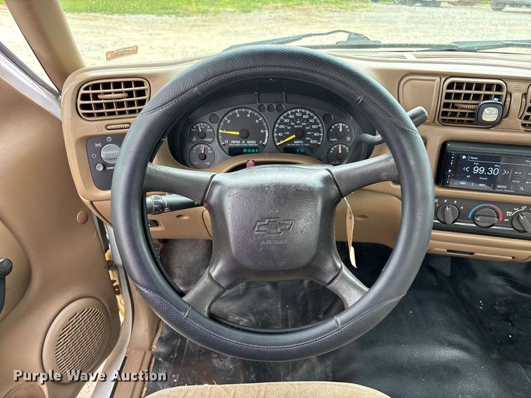 image for item FC5708 2001 Chevrolet S-10 Ext. Cab pickup truck