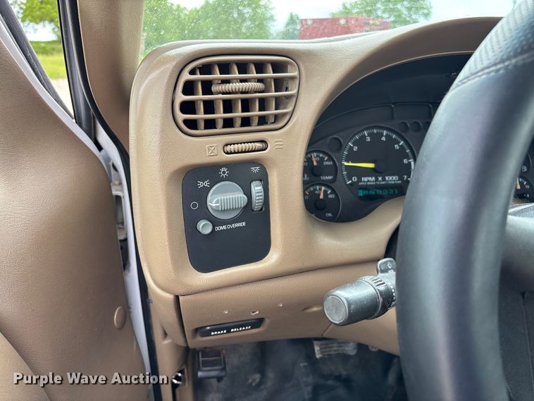 image for item FC5708 2001 Chevrolet S-10 Ext. Cab pickup truck