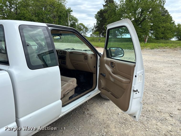 image for item FC5708 2001 Chevrolet S-10 Ext. Cab pickup truck